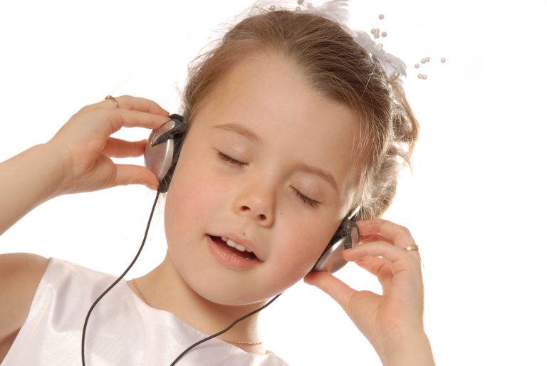 Kā mācīt klausīties mūziku